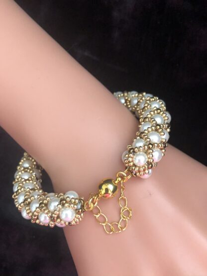 Image for Kiss Kross cream shell and gold bracelet 1